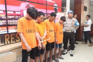 Polisi Ringkus 4 Perampok Modus Kencan Sesama Jenis di Batam