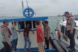 Dua Pemancing Selamat Usai Speedboat Tenggelam Dihantam Gelombang di Perairan Karimun