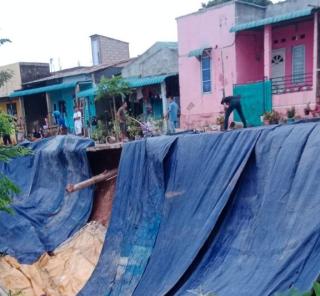 Longsor Timpa Rumah Warga di Bengkong Batam