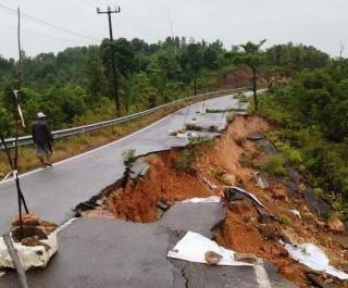 Jalan Amblas di Piayu Batam Hanya Bisa Dilalui Kendaraan Kecil