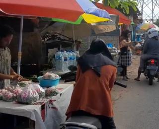 Rezeki Tahunan Penjual Bunga Tabur Ziarah KuburÂ