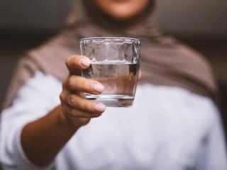 Sederet Manfaat Minum Air Putih saat Sahur