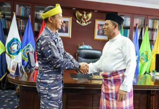 Gubenur Ansar Terima Silaturahmi Pangkoarmada I Laksamana Muda TNI Erwin S. AldedharmaÂ 
