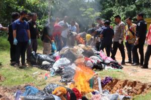 17 Koli Pakaian dan Sepatu Seken Impor Dimusnahkan di Tanjungpinang