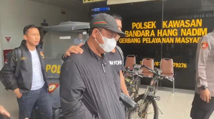 Ari Rosandhi Tersangka Dugaan Korupsi Dana Hibah Dispora Kepri Tiba di Bandara Hang Nadim