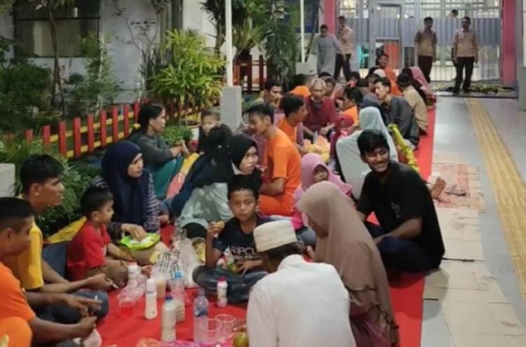Bahagianya Warga Binaan Rutan Karimun Bisa Berbuka Puasa Bersama Keluarga