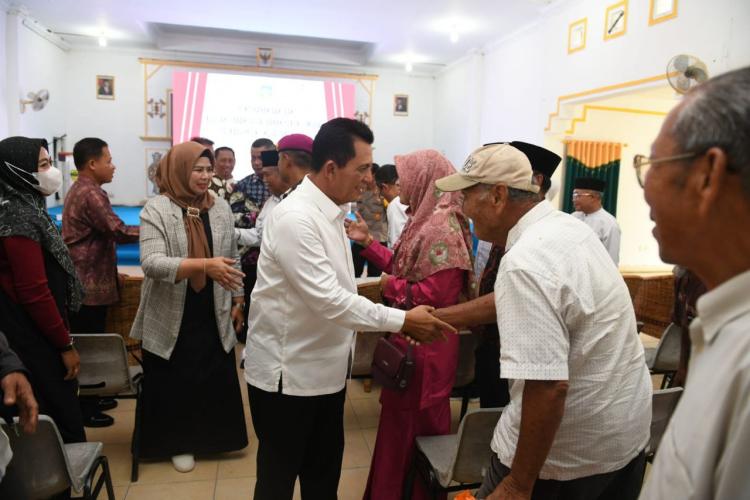 Gubernur Ansar Serahkan 1.300 Paket Sembako di Lingga