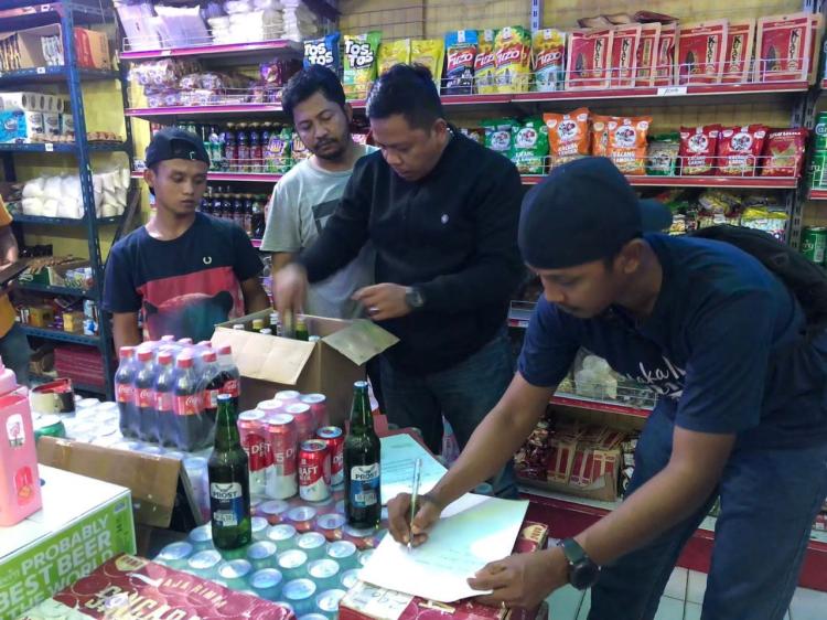 Polsek Bengkong Sita Puluhan Minuman Keras Ilegal di Kedai dan Toko