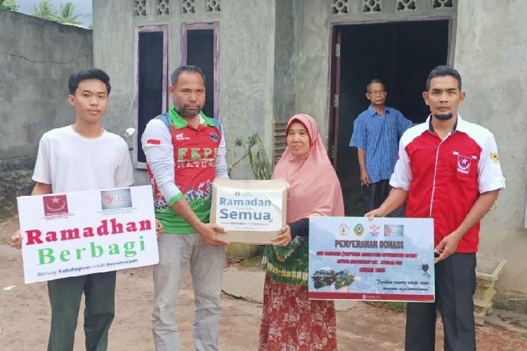 FKPS dan Pemuda Muslim Natuna Salurkan Bantuan untuk Pengungsi Serasan di Ranai