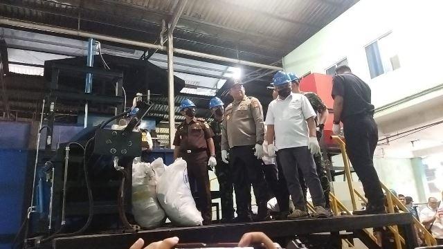 Ribuan Karung Pakaian Impor Bekas di Batam Senilai Rp 17 Miliar Dimusnahkan