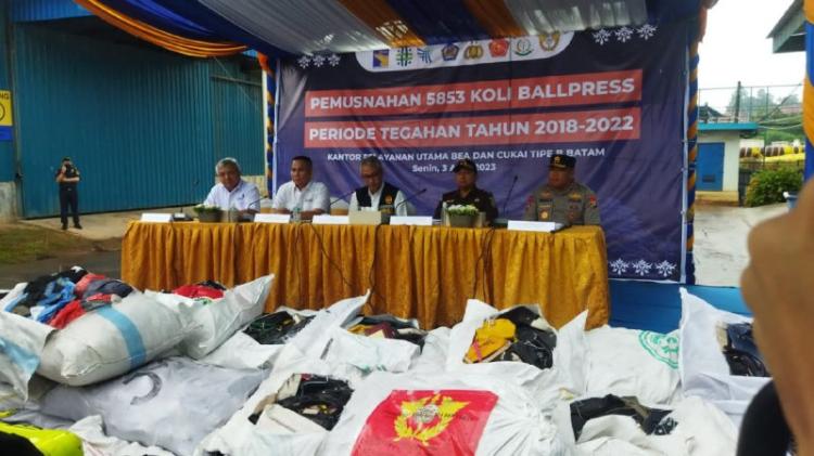 Pakaian Impor Bekas Senilai Rp 17 Miliar Dimusnahkan di Batam, Kementerian Acungi Jempol