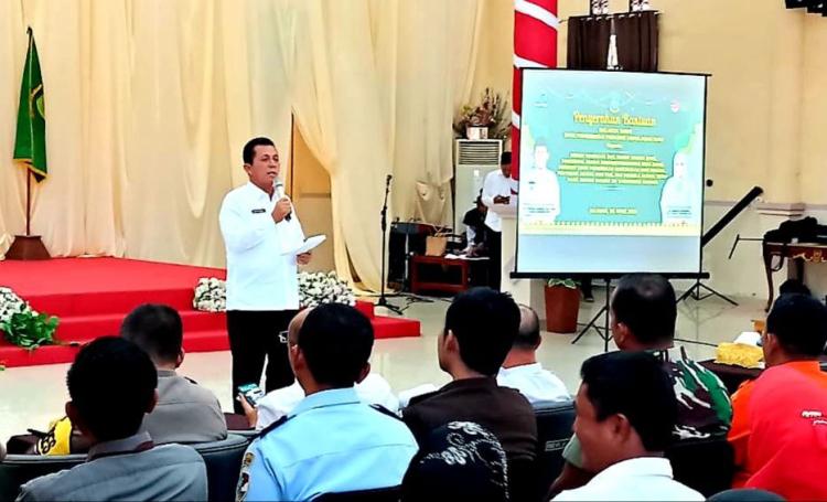 Gubernur Ansar Serahkan Bantuan dan Insentif untuk Masyarakat serta Korban Longsor Serasan