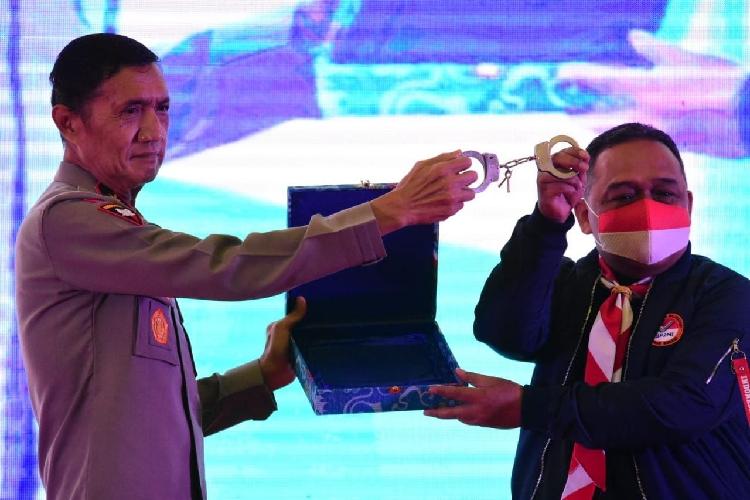 BP2MI Beri Cenderamata Borgol untuk Polri: Komitmen Lawan Sindikat TPPO