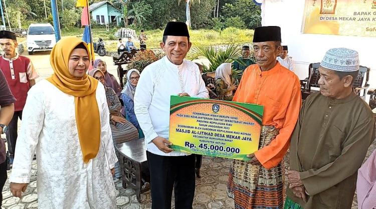 Gubernur Ansar Prioritaskan Pembangunan Jalan di Safari Ramadhan Desa Mekar Jaya