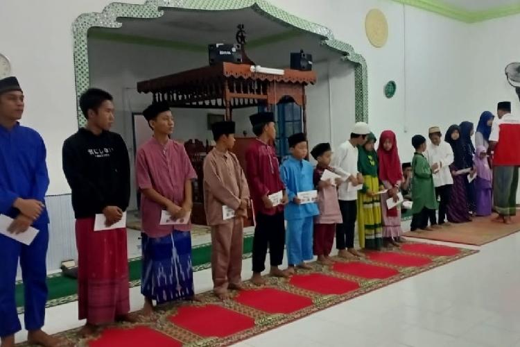 Pemuda Muslim dan FKPS Natuna Santuni Anak Yatim di Bunguran Selatan