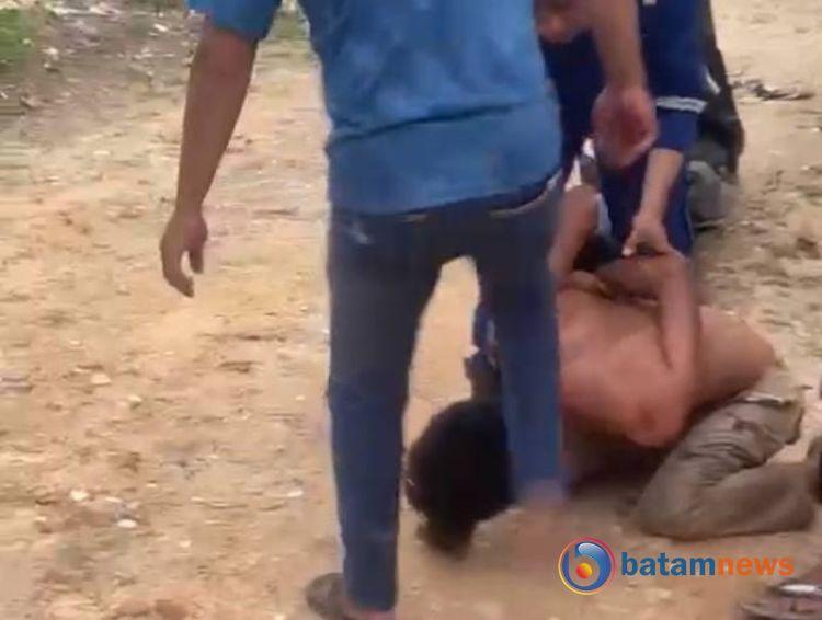 Seorang Pria di Batam Dikeroyok dengan Brutal di Depan Orangtuanya