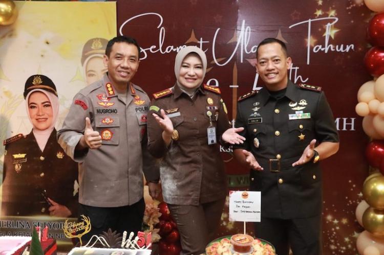 Kapolresta Barelang Beri Kejutan Ulang Tahun Kajari Batam Herlina Setyorini