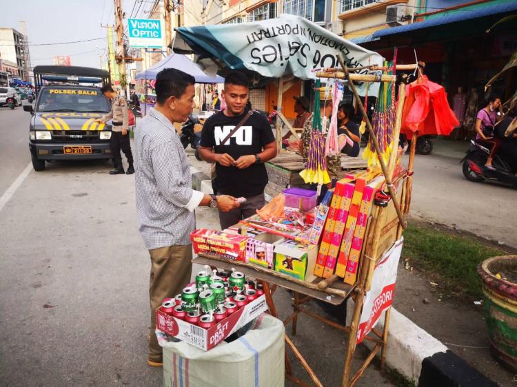 Polisi Razia Pedagang Petasan di Karimun, Barang Dagangan Disita