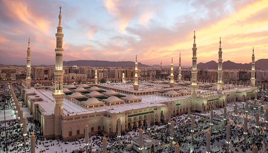 Masjid Nabawi Tiap Hari Bagikan 400 Ton Air Zam Zam Selama Ramadhan