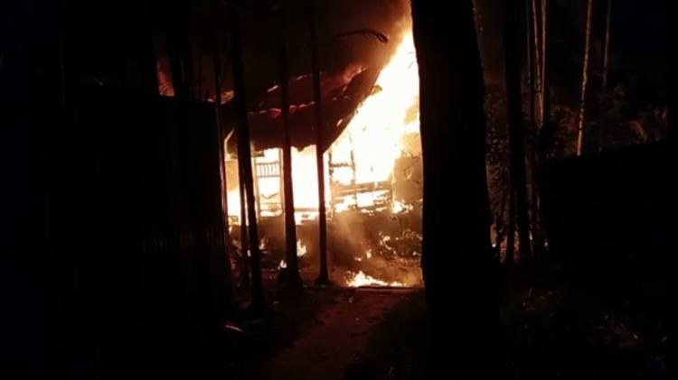 Sebuah Rumah di Desa Prayun Karimun Ludes Terbakar