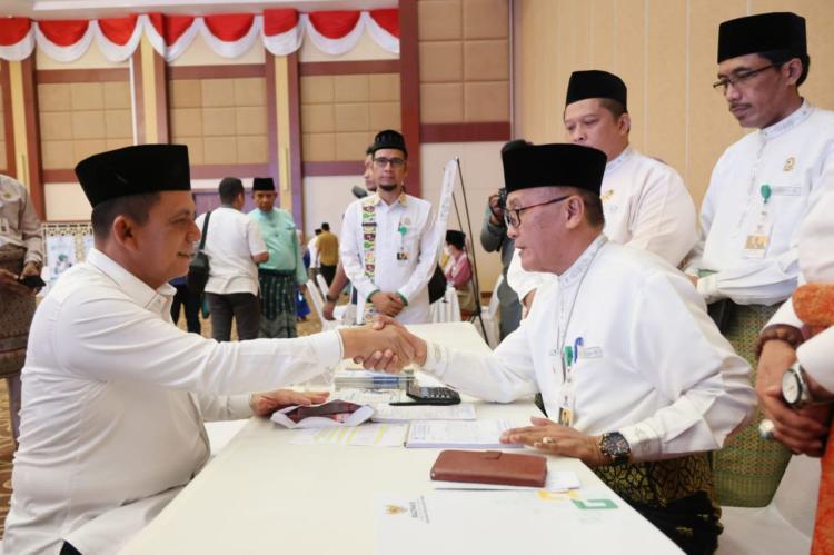 Gubernur Ansar Penuhi Kewajiban Zakat Melalui BAZNAS Kepri