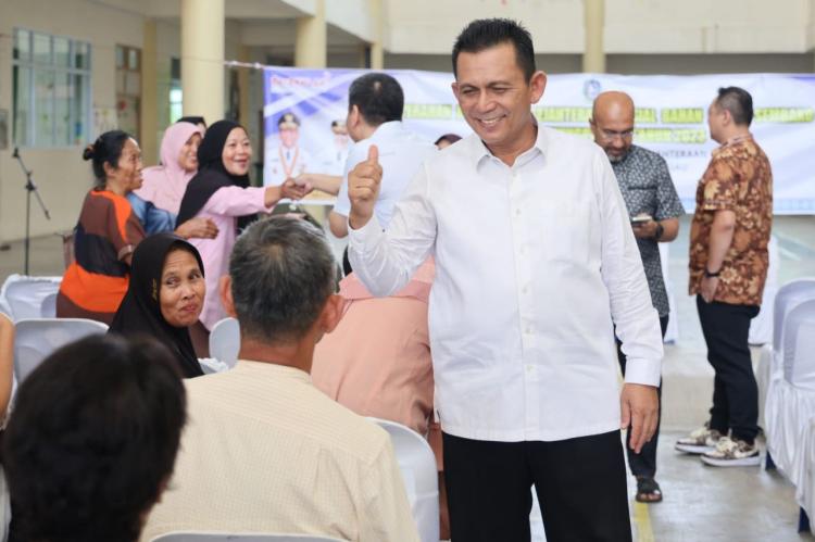 Jaga Stabilitas Harga, Gubernur Ansar Salurkan Bantuan Sembako di Sekolah Toan Hwa