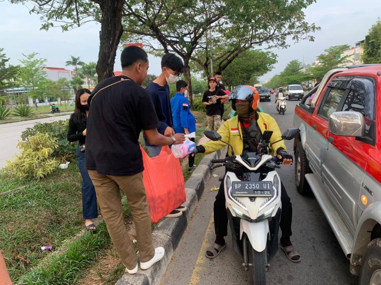 Pemuda Gereja dan GAMKI Kepri Bagikan Takjil di Batam