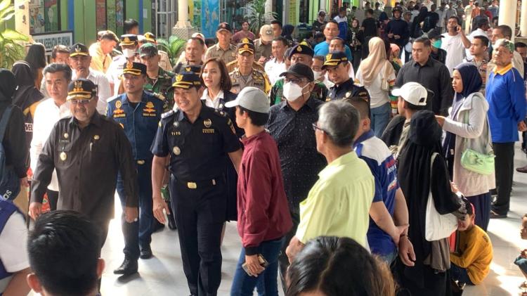 Kepadatan Arus Mudik di Pelabuhan Karimun, Ramai Penumpang Tujuan Riau