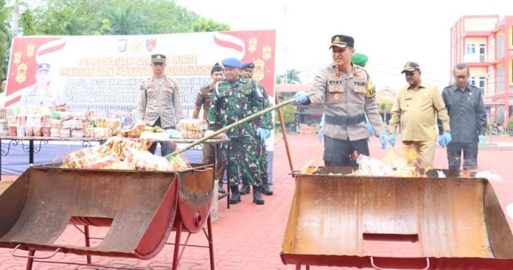 Polres Karimun Musnahkan Ribuan Petasan dan Makanan Kedaluwarsa