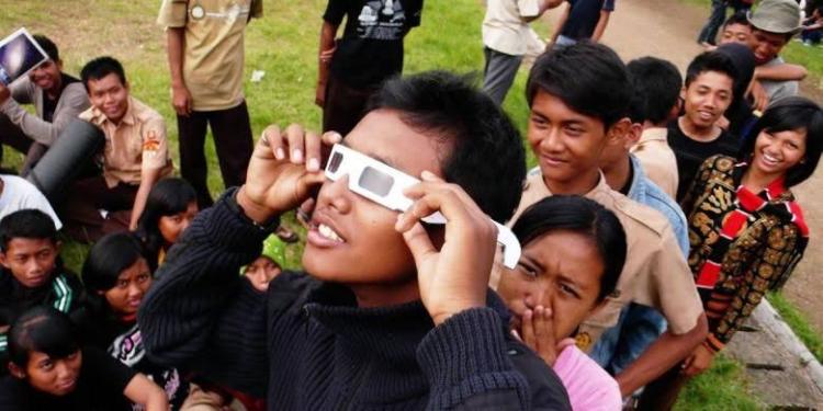 Alat yang Bisa Digunakan untuk Menyaksikan Gerhana Matahari Hibrida Hari Ini