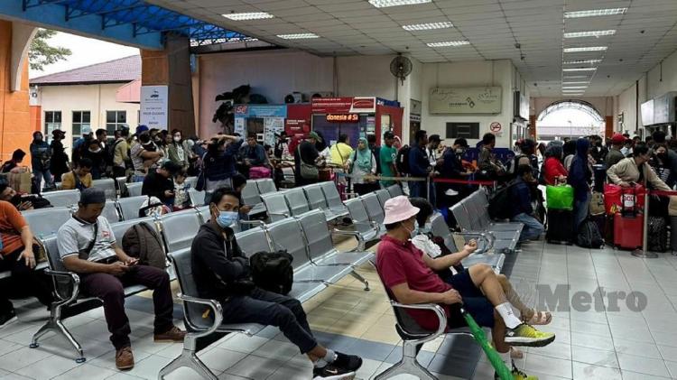 Warga Indonesia di Malaysia Berbondong-bondong Mudik Lewat Pelabuhan Feri Pasir Gudang