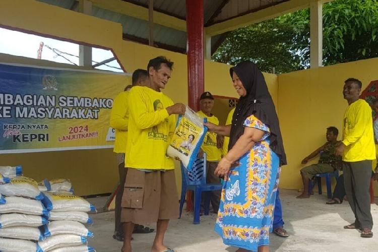 Anggota DPR RI Cen Sui Lan Tebar 170 Paket Beras di Kelurahan Senayang Lingga