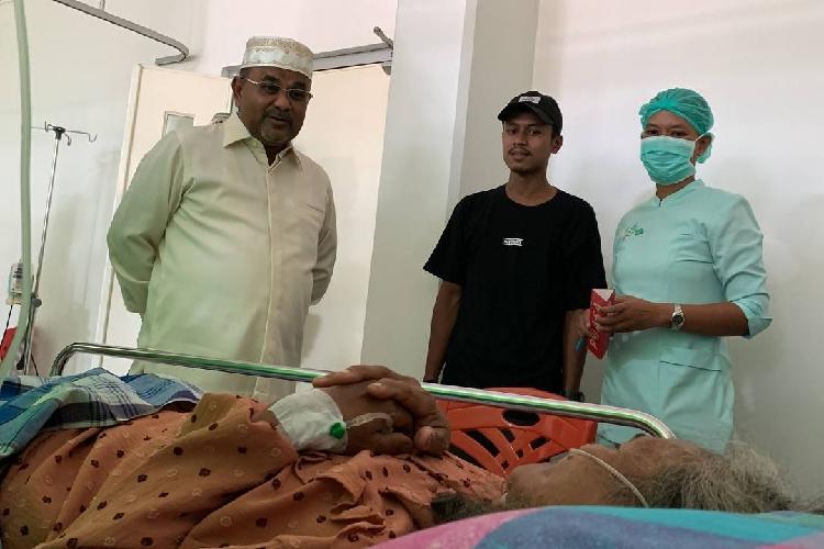 Bupati Karimun Sambangi Pasien RSUD Muhammad Sani, Berikan Bingkisan Lebaran