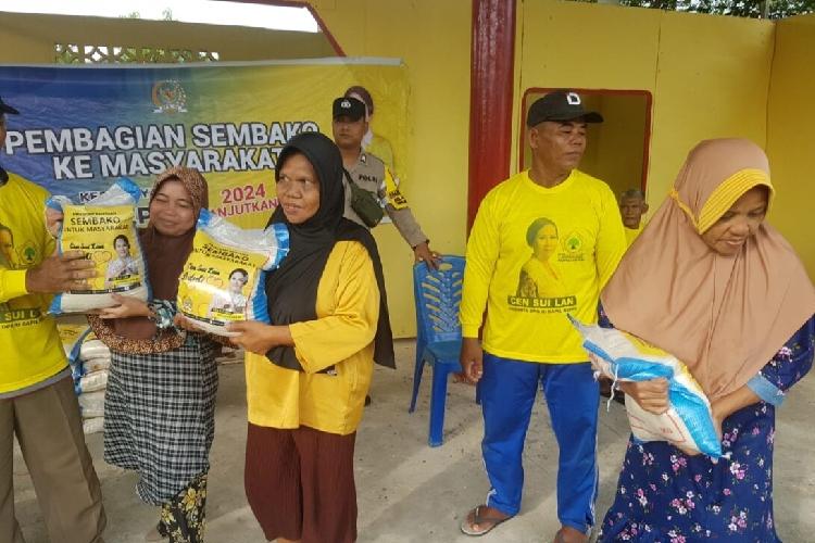 Cen Sui Lan Tebar 500 Paket Sembako di Lingga Sambut Lebaran