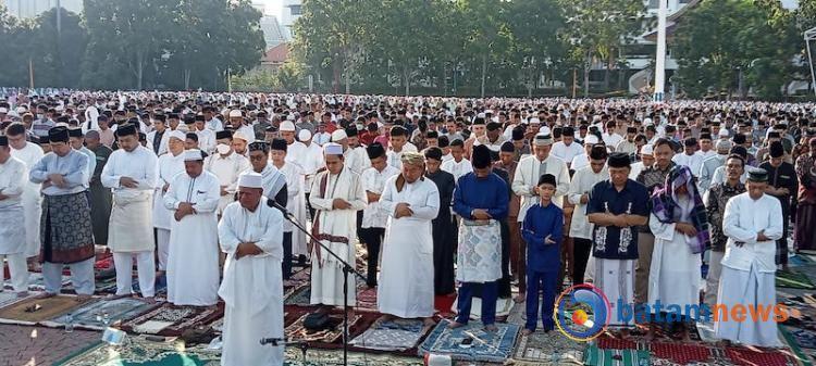 Ribuan Warga Batam Ikuti Salat Idulfitri di Dataran Engku Putri Batam Centre