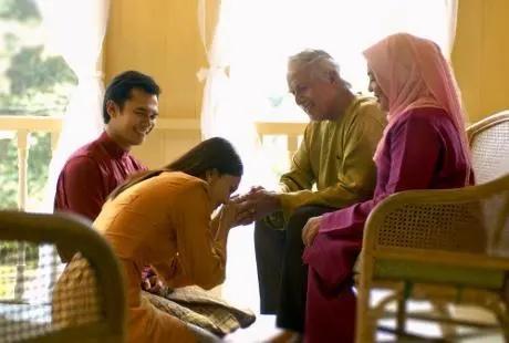Tips Jitu Lebaran ke Rumah Pacar, Bisa Bikin Camer Terpesona