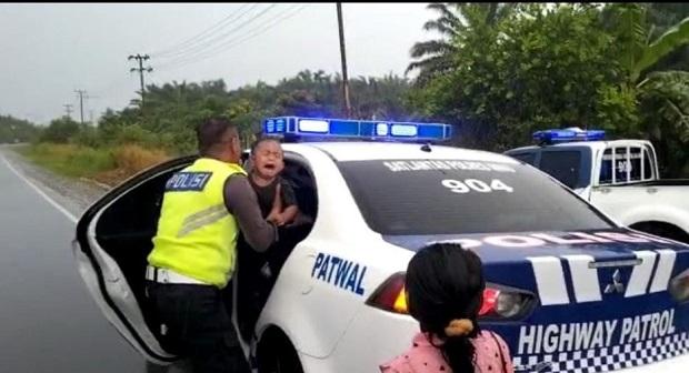 Satlantas Polres Inhu Menunjukkan Empati dengan Memberikan Tumpangan pada Ibu dan Balita saat Hujan Deras