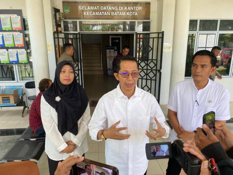 Hari Pertama Kerja Usai Cuti Lebaran, Amsakar Tinjau Layanan Kependudukan dan Kesehatan