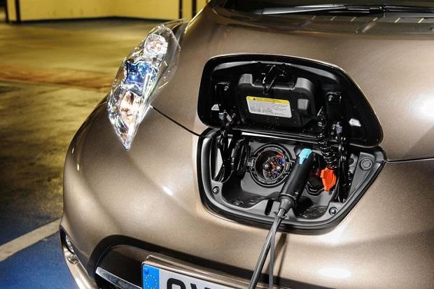 Mobil Listrik VS Bensin: Apa yang Perlu Diperhitungkan Selain Harga?