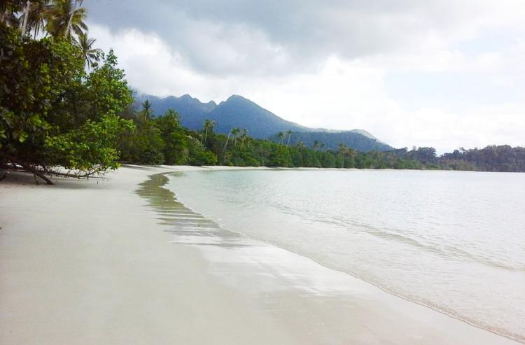 Pantai Pasir Panjang, Tempat Ideal Nikmati Keindahan Deburan Ombak di Pinggiran Ibu Kota Lingga
