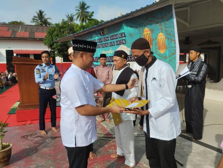 Termasuk Napi Kasus Korupsi, Ratusan Warga Binaan Rutan Karimun Terima Remisi Idulfitri