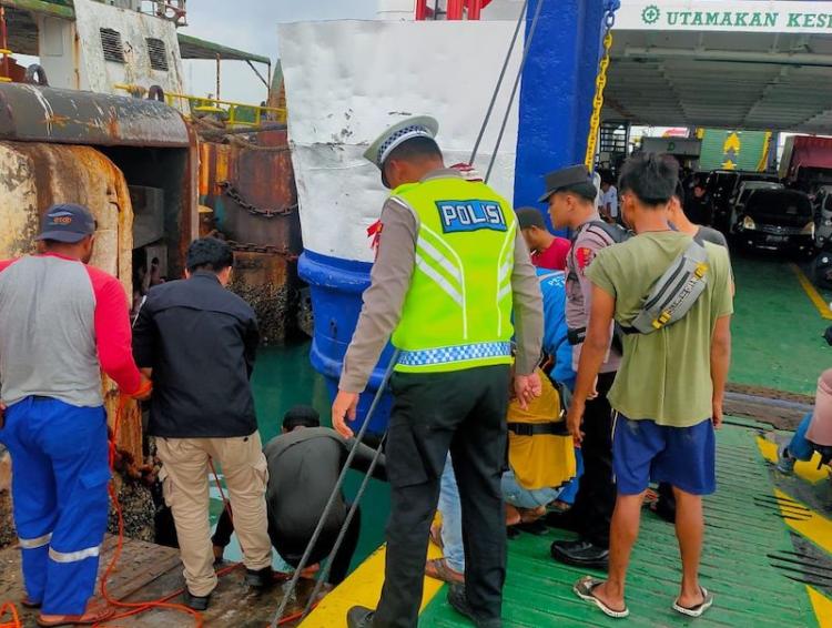 Insiden Dramatis di Pelabuhan Roro Tanjung Uban: Dua Ibu-ibu dan Seorang Bocah Tercebur ke Laut
