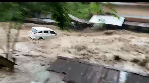 Banjir Bandang Terjang Wisata Sembahe Deli Serdang, 1 Mobil Hanyut Terseret Arus
