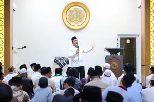 Gubernur Kepri Ansar Ahmad Hibahkan Rp 80 Juta ke Masjid Baitul Ummah Batam Center