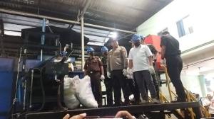 Ribuan Karung Pakaian Impor Bekas di Batam Senilai Rp 17 Miliar Dimusnahkan