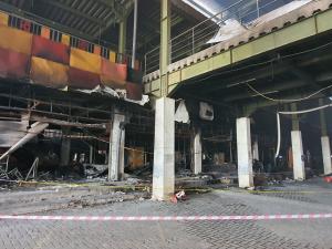 Aroma Sisa Kebakaran Masih Menyengat di Plaza Botania