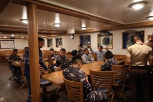 Bawa Taruna AL ASEAN, KRI Bima Suci Lego Jangkar di Perairan Batam