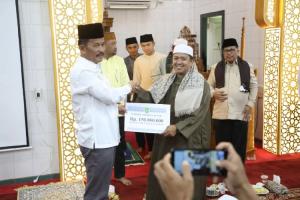 Rudi Serahkan Bantuan Ratusan Juta Bantu Pembangunan Masjid di Bengkong