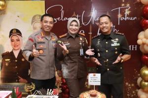 Kapolresta Barelang Beri Kejutan Ulang Tahun Kajari Batam Herlina Setyorini