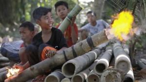 Dentuman Meriam Bambu yang Mulai Menghilang saat Bulan Ramadan di Lingga